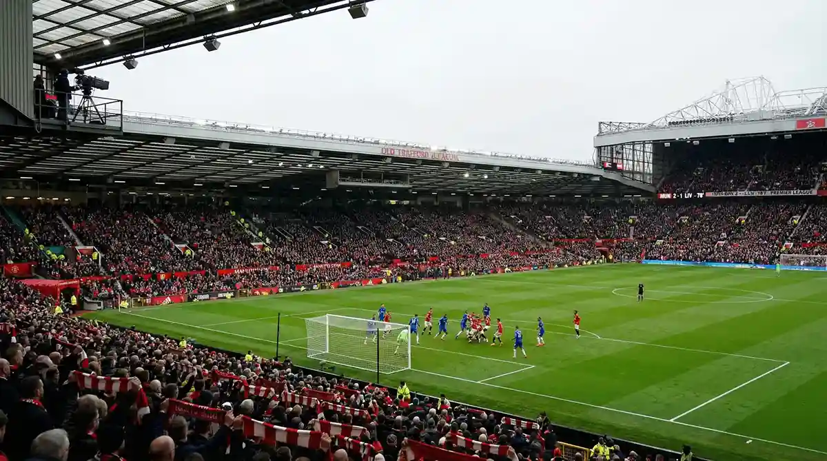Partido de fútbol en un estadio inglés de la Premier League