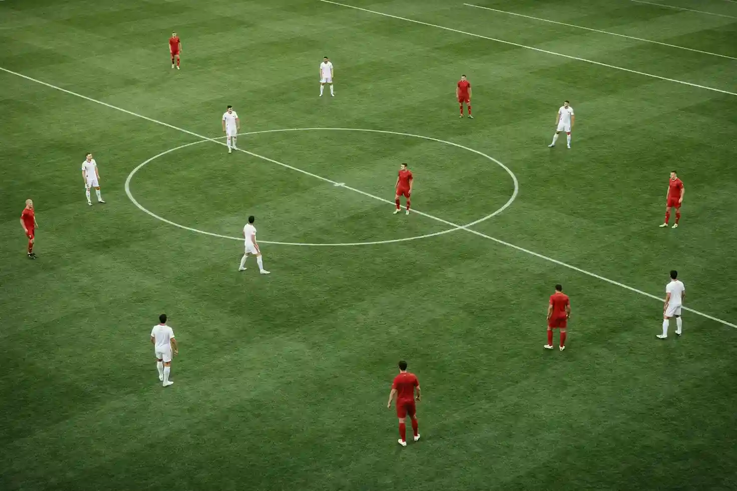Jugadores de fútbol en formación táctica durante un partido
